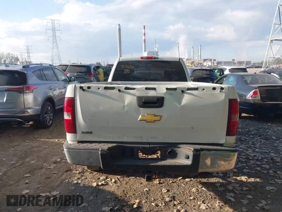 2010 Chevrolet Silverado 1500 Work Truck z VIN 1GCPCPEA1AZ215626, wystawiony jako IAAI lot #43373577 z przebiegiem 286 892 mil mil oraz . Historia ofert i sprzedaży dostępna na DreamBid. Obrazek 15.
