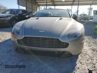 ✅ 2014 Aston Martin Vantage • VIN: SCFEKBBK3EGD18661 • Lot: 86366204. Wystawiony na Copart z przebiegiem 14 863 mil. Bezpłatny archiwum sprzedaży aukcyjnych z USA i szczegółowy raport historii pojazdu na DreamBid. Zdjęcie 5.