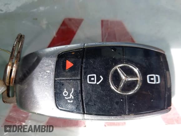 ✅ 2017 Mercedes-Benz E 300 Luxury • VIN: WDDZF4KB8HA032427 • Lot: 43347334. Wystawiony na IAAI z przebiegiem 101 377 mil. Bezpłatny archiwum sprzedaży aukcyjnych z USA i szczegółowy raport historii pojazdu na DreamBid. Zdjęcie 11.