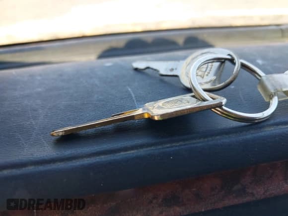 ✅ 1992 Cadillac Brougham • VIN: 1G6DW5477NR703007 • Лот: 41570312. Опубликован ранее на IAAI с пробегом 106 453 миль. Бесплатный доступ к архиву аукционных продаж из США и подробный отчёт об истории автомобиля на DreamBid. Изображение 11.