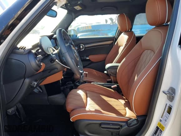 ✅ 2024 MINI Hardtop 4 Door Cooper • VIN: WMW33DK00R2U88843 • Lot: 82409674. Wystawiony na Copart z przebiegiem 6 701 mil. Bezpłatny archiwum sprzedaży aukcyjnych z USA i szczegółowy raport historii pojazdu na DreamBid. Zdjęcie 7.