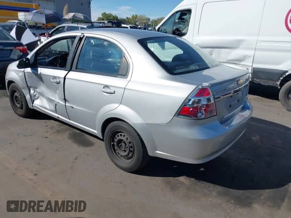 2010 Chevrolet Aveo 1LT z VIN KL1TD5DE1AB072875, wystawiony jako IAAI lot #43335385 z przebiegiem 149 819 mil mil oraz . Historia ofert i sprzedaży dostępna na DreamBid. Obrazek 3.