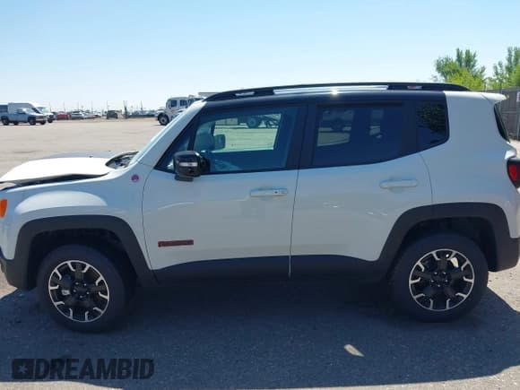 ✅ 2023 Jeep Renegade Trailhawk • VIN: ZACNJDC13PPP66434 • Лот: 39951357. Опубликован ранее на IAAI с пробегом 10 517 миль. Бесплатный доступ к архиву аукционных продаж из США и подробный отчёт об истории автомобиля на DreamBid. Изображение 13.