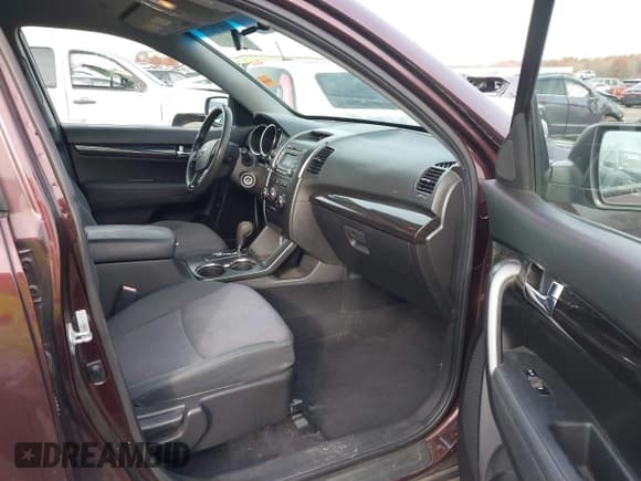 ✅ 2012 Kia Sorento LX • VIN: 5XYKT3A15CG288959 • Lot: 43679796. Wystawiony na IAAI z przebiegiem 161 413 mil. Bezpłatny archiwum sprzedaży aukcyjnych z USA i szczegółowy raport historii pojazdu na DreamBid. Zdjęcie 5.