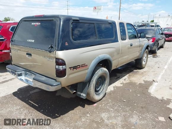 ✅ 2004 Toyota Tacoma • VIN: 5TEWN72N24Z400709 • Lot: 42587330. Wystawiony na IAAI z przebiegiem 279 453 mil. Bezpłatny archiwum sprzedaży aukcyjnych z USA i szczegółowy raport historii pojazdu na DreamBid. Zdjęcie 4.