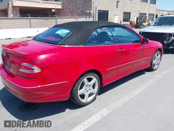 ✅ 2005 Mercedes-Benz CLK 500 • VIN: WDBTK75J85F142777 • Lot: 42345568. Wystawiony na IAAI z przebiegiem 129 733 mil. Bezpłatny archiwum sprzedaży aukcyjnych z USA i szczegółowy raport historii pojazdu na DreamBid. Zdjęcie 4.