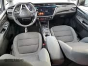 ✅ 2023 Chevrolet Bolt EV 1LT • VIN: 1G1FW6S01P4197832 • Lot: 80368434. Wystawiony na Copart z przebiegiem 32 800 mil. Bezpłatny archiwum sprzedaży aukcyjnych z USA i szczegółowy raport historii pojazdu na DreamBid. Zdjęcie 8.