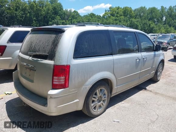 ✅ 2010 Chrysler Town & Country Limited • VIN: 2A4RR7DX3AR381289 • Lot: 42649099. Wystawiony na IAAI z przebiegiem 248 071 mil. Bezpłatny archiwum sprzedaży aukcyjnych z USA i szczegółowy raport historii pojazdu na DreamBid. Zdjęcie 4.