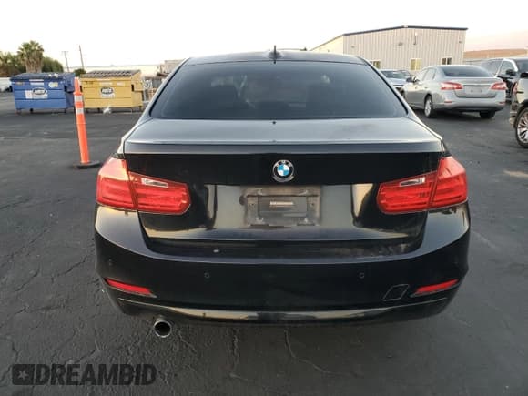 ✅ 2015 BMW 3 Series 320i • VIN: WBA3B1G51FNT07328 • Lot: 92061555. Wystawiony na Copart z przebiegiem 91 759 mil. Bezpłatny archiwum sprzedaży aukcyjnych z USA i szczegółowy raport historii pojazdu na DreamBid. Zdjęcie 6.