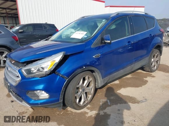 ✅ 2019 Ford Escape Titanium • VIN: 1FMCU9J93KUA70960 • Lot: 43736383. Wystawiony na IAAI z przebiegiem 121 525 mil. Bezpłatny archiwum sprzedaży aukcyjnych z USA i szczegółowy raport historii pojazdu na DreamBid. Zdjęcie 2.