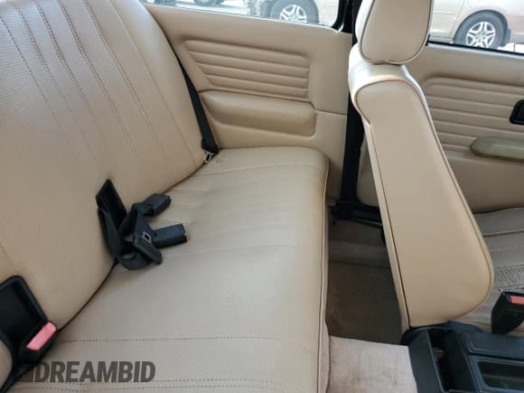 ✅ 1990 BMW 3 Series • VIN: WBAAA2311LAE72952 • Lot: 81893934. Wystawiony na Copart z przebiegiem 149 847 mil. Bezpłatny archiwum sprzedaży aukcyjnych z USA i szczegółowy raport historii pojazdu na DreamBid. Zdjęcie 10.