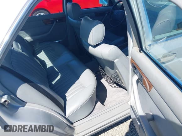 ✅ 1988 Mercedes-Benz 300 SE • VIN: WDBCA24D8JA414513 • Lot: 42327448. Wystawiony na IAAI z przebiegiem 156 228 mil. Bezpłatny archiwum sprzedaży aukcyjnych z USA i szczegółowy raport historii pojazdu na DreamBid. Zdjęcie 8.