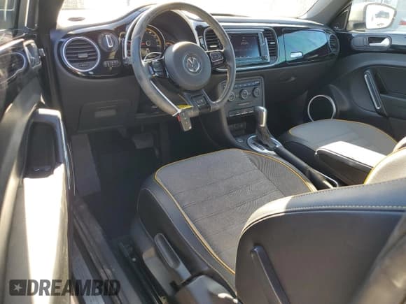 ✅ 2016 Volkswagen Beetle Dune • VIN: 3VWS17AT7GM631274 • Lot: 89687555. Wystawiony na Copart z przebiegiem 56 735 mil. Bezpłatny archiwum sprzedaży aukcyjnych z USA i szczegółowy raport historii pojazdu na DreamBid. Zdjęcie 8.