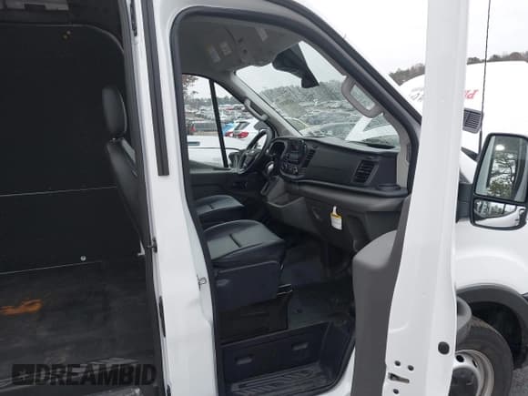 ✅ 2024 Ford Transit Cargo • VIN: 1FTBR1C82RKB55379 • Lot: 43710303. Wystawiony na IAAI z przebiegiem 11 400 mil. Bezpłatny archiwum sprzedaży aukcyjnych z USA i szczegółowy raport historii pojazdu na DreamBid. Zdjęcie 5.