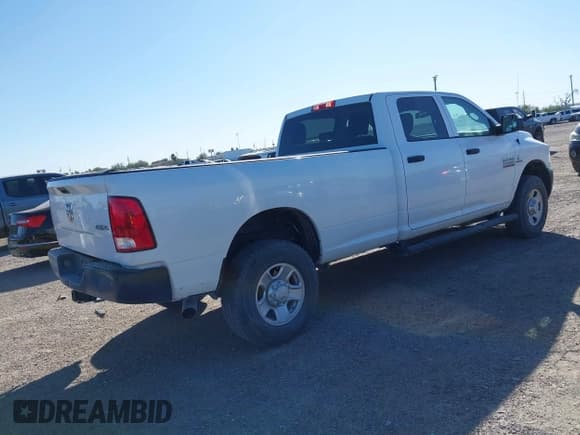 ✅ 2018 Ram 2500 Tradesman • VIN: 3C6UR5HLXJG377216 • Lot: 43565672. Wystawiony na IAAI z przebiegiem 116 432 mil. Bezpłatny archiwum sprzedaży aukcyjnych z USA i szczegółowy raport historii pojazdu na DreamBid. Zdjęcie 4.
