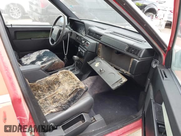 ✅ 1989 Volvo 740 • VIN: YV1FA8757K2215822 • Lot: 42117235. Wystawiony na IAAI z przebiegiem 194 043 mil. Bezpłatny archiwum sprzedaży aukcyjnych z USA i szczegółowy raport historii pojazdu na DreamBid. Zdjęcie 5.