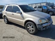 ✅ 2004 Mercedes-Benz M 500 • VIN: 4JGAB75E64A488281 • Lot: 77031744. Wystawiony na Copart z przebiegiem 128 699 mil. Bezpłatny archiwum sprzedaży aukcyjnych z USA i szczegółowy raport historii pojazdu na DreamBid. Zdjęcie 4.