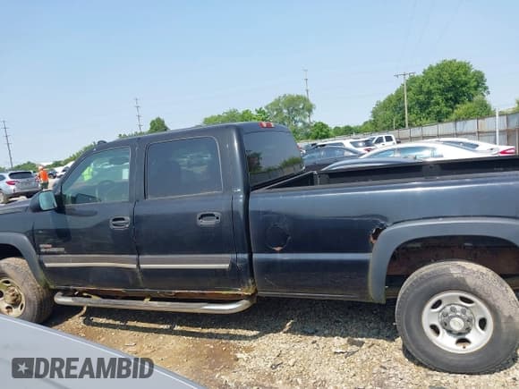 ✅ 2005 Chevrolet Silverado 2500HD LS • VIN: 1GCHK232X5F966561 • Lot: 42402828. Wystawiony na IAAI z przebiegiem 207 618 mil. Bezpłatny archiwum sprzedaży aukcyjnych z USA i szczegółowy raport historii pojazdu na DreamBid. Zdjęcie 14.