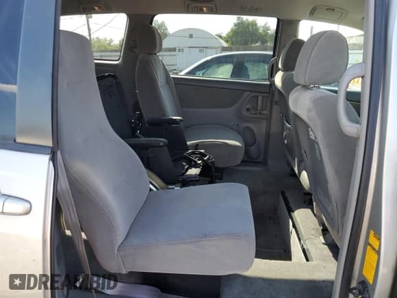 ✅ 2008 Toyota Sienna CE • VIN: 5TDZK23C98S178386 • Лот: 80382765. Опубликован ранее на Copart с пробегом 30 793 миль. Бесплатный доступ к архиву аукционных продаж из США и подробный отчёт об истории автомобиля на DreamBid. Изображение 11.