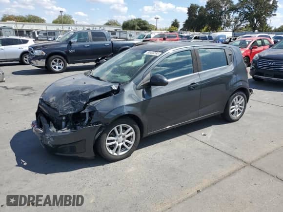 2015 Chevrolet Sonic LT z VIN 1G1JC6SBXF4113932, wystawiony jako Copart lot #80404595 z przebiegiem 69 220 mil mil oraz Szkoda całkowita • Salvage title. Historia ofert i sprzedaży dostępna na DreamBid. Obrazek 1.