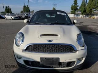 ✅ 2013 MINI Roadster S • VIN: WMWSY3C53DT565290 • Lot: 72644654. Wystawiony na Copart z przebiegiem 104 007 mil. Bezpłatny archiwum sprzedaży aukcyjnych z USA i szczegółowy raport historii pojazdu na DreamBid. Zdjęcie 5.