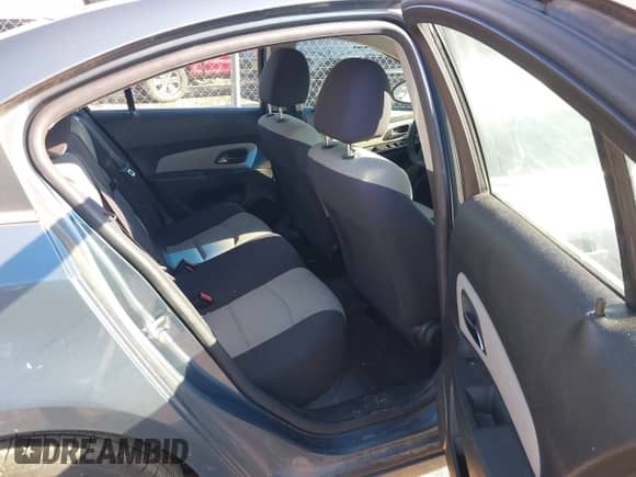 2012 Chevrolet Cruze LS z VIN 1G1PC5SH4C7299339, wystawiony jako IAAI lot #43442779 z przebiegiem 197 467 mil mil oraz . Historia ofert i sprzedaży dostępna na DreamBid. Obrazek 8.