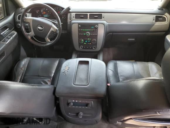 2010 Chevrolet Suburban LT z VIN 1GNUKJE38AR171393, wystawiony jako Copart lot #69954525 z przebiegiem 232 489 mil mil oraz Szkoda całkowita • Salvage title. Historia ofert i sprzedaży dostępna na DreamBid. Obrazek 8.