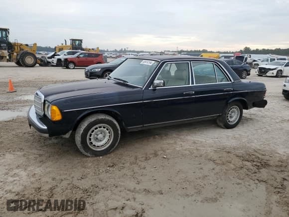 ✅ 1984 Mercedes-Benz 300 D • VIN: WDBAB33A9EA047709 • Лот: 68974194. Опубликован ранее на Copart с пробегом 86 301 миль. Бесплатный доступ к архиву аукционных продаж из США и подробный отчёт об истории автомобиля на DreamBid. Изображение 1.