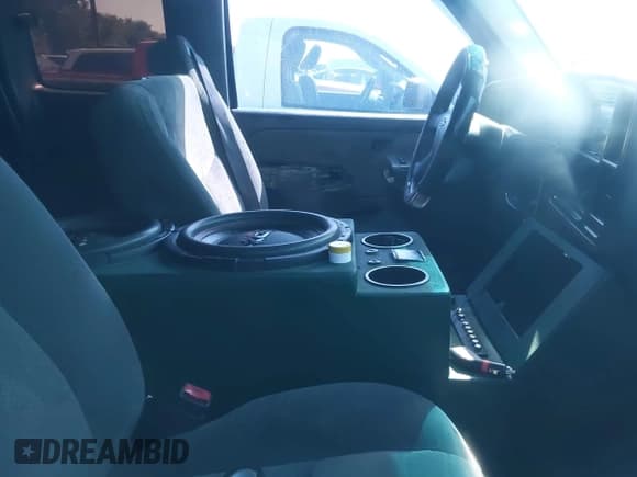 ✅ 2003 Chevrolet Silverado 2500HD LS • VIN: 1GCHC29U03E166456 • Lot: 42236591. Wystawiony na IAAI z przebiegiem Nie podano. Bezpłatny archiwum sprzedaży aukcyjnych z USA i szczegółowy raport historii pojazdu na DreamBid. Zdjęcie 5.