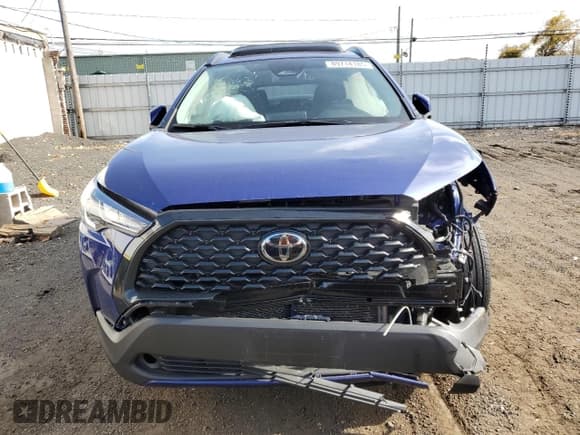 ✅ 2023 Toyota Corolla Cross LE • VIN: 7MUBAABGXPV079020 • Lot: 89714185. Wystawiony na Copart z przebiegiem 25 257 mil. Bezpłatny archiwum sprzedaży aukcyjnych z USA i szczegółowy raport historii pojazdu na DreamBid. Zdjęcie 5.