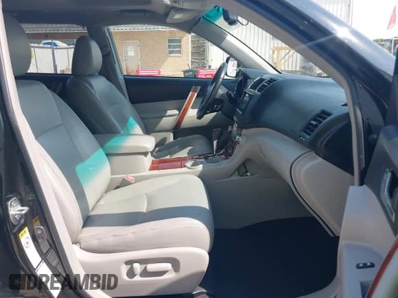 ✅ 2011 Toyota Highlander Limited • VIN: 5TDDK3EH3BS081913 • Lot: 42858523. Listed on IAAI with 132,424 mi. Free auction sales archive from the USA and detailed vehicle history report at DreamBid. Image 5.