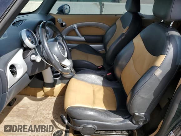 ✅ 2005 MINI Convertible • VIN: WMWRF33495TG11088 • Lot: 71973705. Wystawiony na Copart z przebiegiem 100 281 mil. Bezpłatny archiwum sprzedaży aukcyjnych z USA i szczegółowy raport historii pojazdu na DreamBid. Zdjęcie 7.