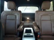 ✅ 2023 Lincoln Aviator Reserve • VIN: 5LM5J7XC1PGL10504 • Lot: 84356415. Wystawiony na Copart z przebiegiem 5 751 mil. Bezpłatny archiwum sprzedaży aukcyjnych z USA i szczegółowy raport historii pojazdu na DreamBid. Zdjęcie 10.