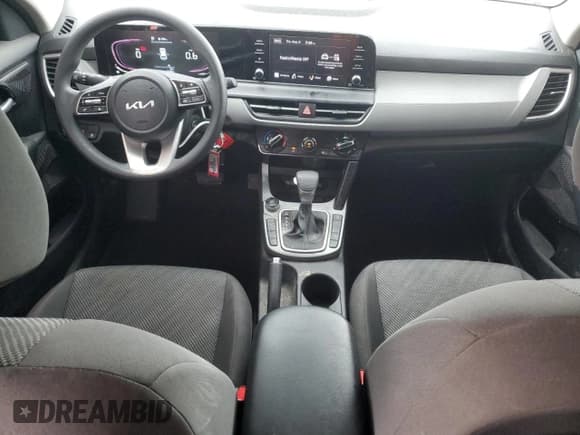 ✅ 2024 Kia Seltos LX • VIN: KNDEPCAA8R7623185 • Lot: 69558385. Wystawiony na Copart z przebiegiem 30 088 mil. Bezpłatny archiwum sprzedaży aukcyjnych z USA i szczegółowy raport historii pojazdu na DreamBid. Zdjęcie 8.