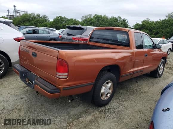 2000 Dodge Dakota z VIN 1B7GL22X0YS648773, wystawiony jako Copart lot #73998694 z przebiegiem 105 897 mil mil oraz Czysty tytuł • Clean title. Historia ofert i sprzedaży dostępna na DreamBid. Obrazek 3.