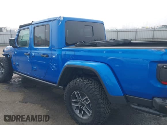 ✅ 2024 Jeep Gladiator Mojave X • VIN: 1C6JJTEG5RL121313 • Lot: 41013599. Listed on IAAI with 2,952 mi. Free auction sales archive from the USA and detailed vehicle history report at DreamBid. Image 15.