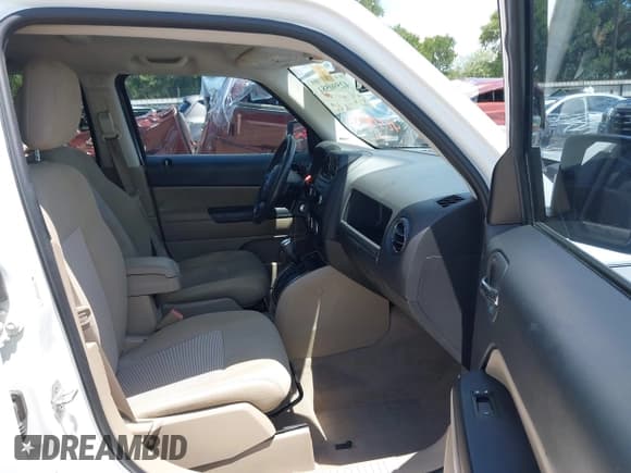 ✅ 2013 Jeep Patriot Latitude • VIN: 1C4NJPFA4DD197166 • Lot: 42590581. Wystawiony na IAAI z przebiegiem 99 126 mil. Bezpłatny archiwum sprzedaży aukcyjnych z USA i szczegółowy raport historii pojazdu na DreamBid. Zdjęcie 5.