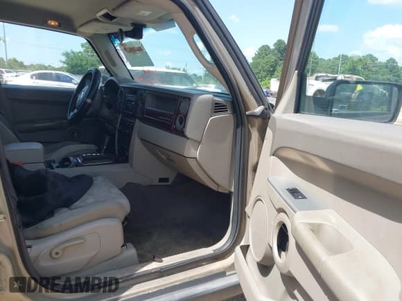 ✅ 2006 Jeep Commander • VIN: 1J8HH48N86C106683 • Lot: 42563082. Wystawiony na IAAI z przebiegiem 235 200 mil. Bezpłatny archiwum sprzedaży aukcyjnych z USA i szczegółowy raport historii pojazdu na DreamBid. Zdjęcie 5.