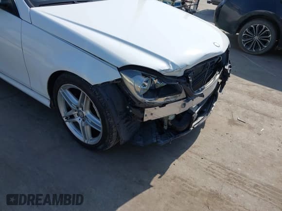 ✅ 2013 Mercedes-Benz C 250 • VIN: WDDGJ4HB2DG089470 • Lot: 41925359. Wystawiony na IAAI z przebiegiem 113 160 mil. Bezpłatny archiwum sprzedaży aukcyjnych z USA i szczegółowy raport historii pojazdu na DreamBid. Zdjęcie 6.
