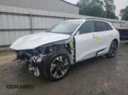 ✅ 2022 Audi e-tron Premium • VIN: WA1AAAGE2NB014917 • Lot: 50104223. Wystawiony na Copart z przebiegiem 25 123 mil. Bezpłatny archiwum sprzedaży aukcyjnych z USA i szczegółowy raport historii pojazdu na DreamBid. Zdjęcie 1.