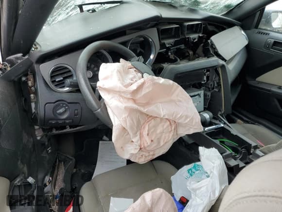 ✅ 2012 Ford Mustang V6 • VIN: 1ZVBP8AM7C5262171 • Lot: 92354805. Wystawiony na Copart z przebiegiem Nie podano. Bezpłatny archiwum sprzedaży aukcyjnych z USA i szczegółowy raport historii pojazdu na DreamBid. Zdjęcie 8.