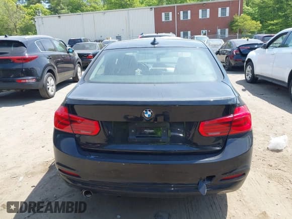 ✅ 2018 BMW 3 Series 320i xDrive • VIN: WBA8A3C5XJA505576 • Лот: 42248730. Опубликован ранее на IAAI с пробегом Не указан. Бесплатный доступ к архиву аукционных продаж из США и подробный отчёт об истории автомобиля на DreamBid. Изображение 16.
