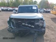 ✅ 2023 Ford Bronco • VIN: 1FMDE5BH3PLA90591 • Lot: 42127867. Wystawiony na IAAI z przebiegiem 34 616 mil. Bezpłatny archiwum sprzedaży aukcyjnych z USA i szczegółowy raport historii pojazdu na DreamBid. Zdjęcie 12.