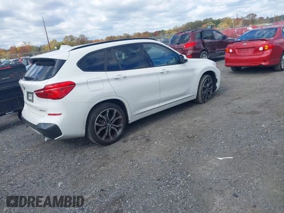 ✅ 2020 BMW X1 xDrive28i • VIN: WBXJG9C00L5R69467 • Lot: 43390251. Wystawiony na IAAI z przebiegiem 97 121 mil. Bezpłatny archiwum sprzedaży aukcyjnych z USA i szczegółowy raport historii pojazdu na DreamBid. Zdjęcie 4.