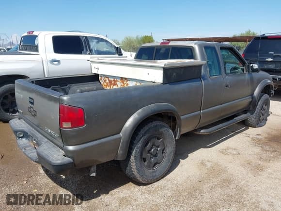 ✅ 2001 Chevrolet S-10 LS ZR2 • VIN: 1GCCT19W918206003 • Лот: 43165896. Опубликован ранее на IAAI с пробегом 125 223 миль. Бесплатный доступ к архиву аукционных продаж из США и подробный отчёт об истории автомобиля на DreamBid. Изображение 4.