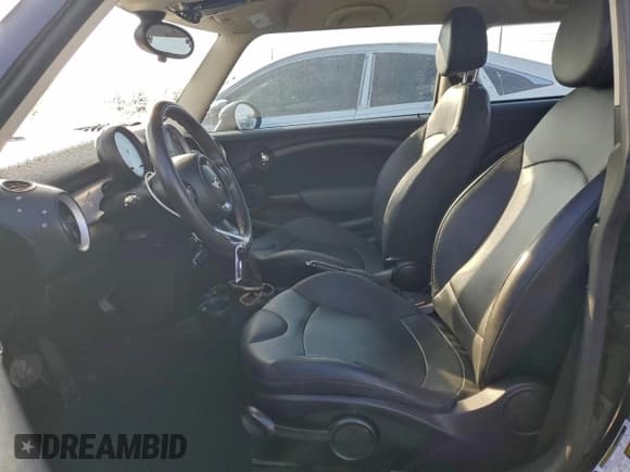 ✅ 2013 MINI Hardtop • VIN: WMWSU3C59DT688409 • Lot: 93724175. Wystawiony na Copart z przebiegiem 96 951 mil. Bezpłatny archiwum sprzedaży aukcyjnych z USA i szczegółowy raport historii pojazdu na DreamBid. Zdjęcie 7.