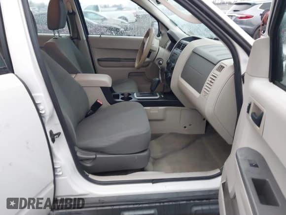 ✅ 2012 Ford Escape XLS • VIN: 1FMCU9C71CKA45029 • Lot: 43790472. Wystawiony na IAAI z przebiegiem 83 508 mil. Bezpłatny archiwum sprzedaży aukcyjnych z USA i szczegółowy raport historii pojazdu na DreamBid. Zdjęcie 5.