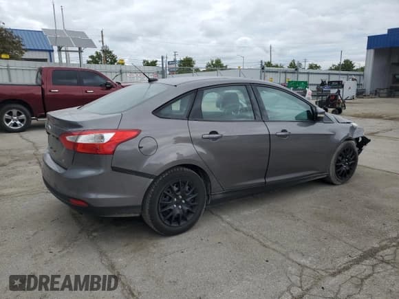 ✅ 2012 Ford Focus SE • VIN: 1FAHP3F23CL310838 • Lot: 82327225. Wystawiony na Copart z przebiegiem 187 494 mil. Bezpłatny archiwum sprzedaży aukcyjnych z USA i szczegółowy raport historii pojazdu na DreamBid. Zdjęcie 3.