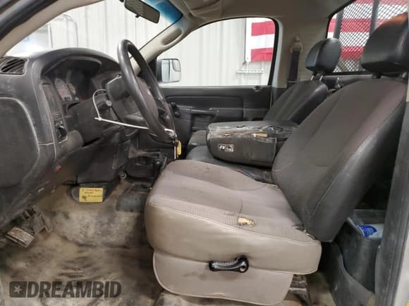 ✅ 2005 Dodge 2500 ST • VIN: 3D7KS26D75G832162 • Lot: 51807235. Wystawiony na Copart z przebiegiem 159 854 mil. Bezpłatny archiwum sprzedaży aukcyjnych z USA i szczegółowy raport historii pojazdu na DreamBid. Zdjęcie 7.