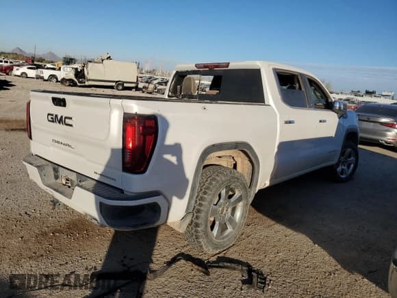 ✅ 2022 GMC Sierra 1500 Denali Ultimate • VIN: 1GTUUHET1NZ646318 • Lot: 87411804. Wystawiony na Copart z przebiegiem Nie podano. Bezpłatny archiwum sprzedaży aukcyjnych z USA i szczegółowy raport historii pojazdu na DreamBid. Zdjęcie 3.